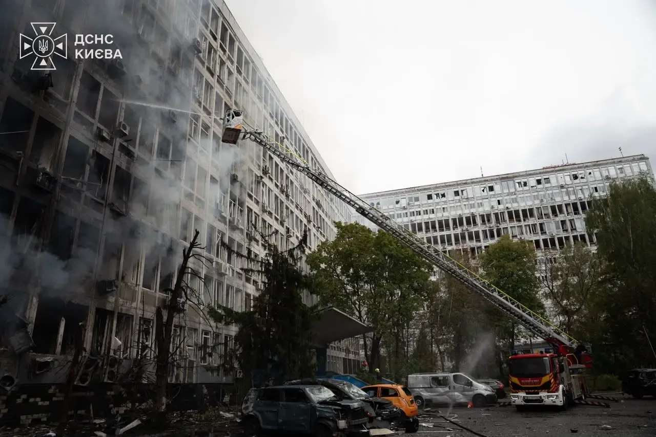 Budova poškodená pri útoku ruského dronu na Kyjev 23. septembra 2026.