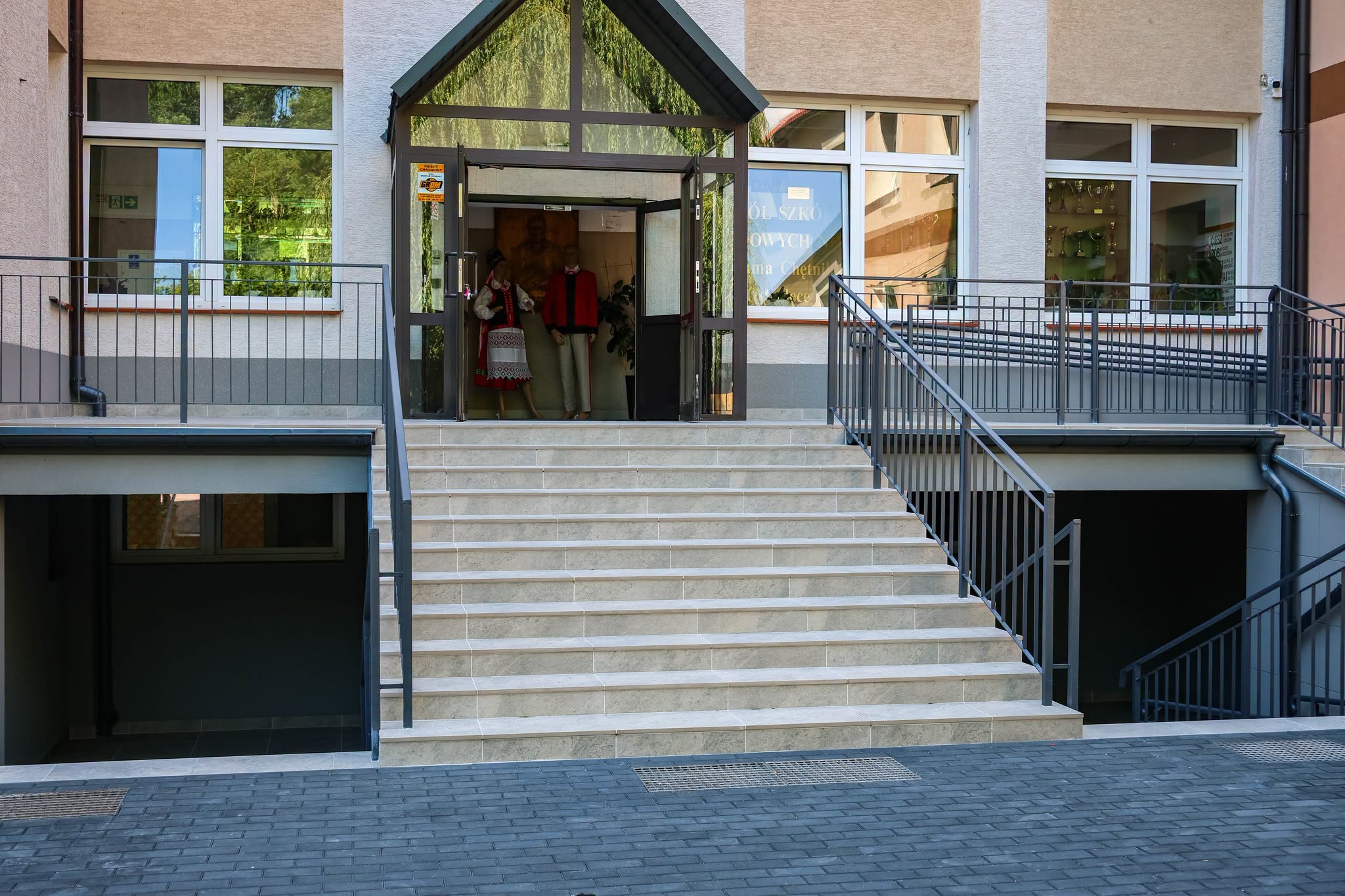 Na snímke ekola v poľskom meste Ostrołęka, kde došlo k útoku v stredu, 7. 10.