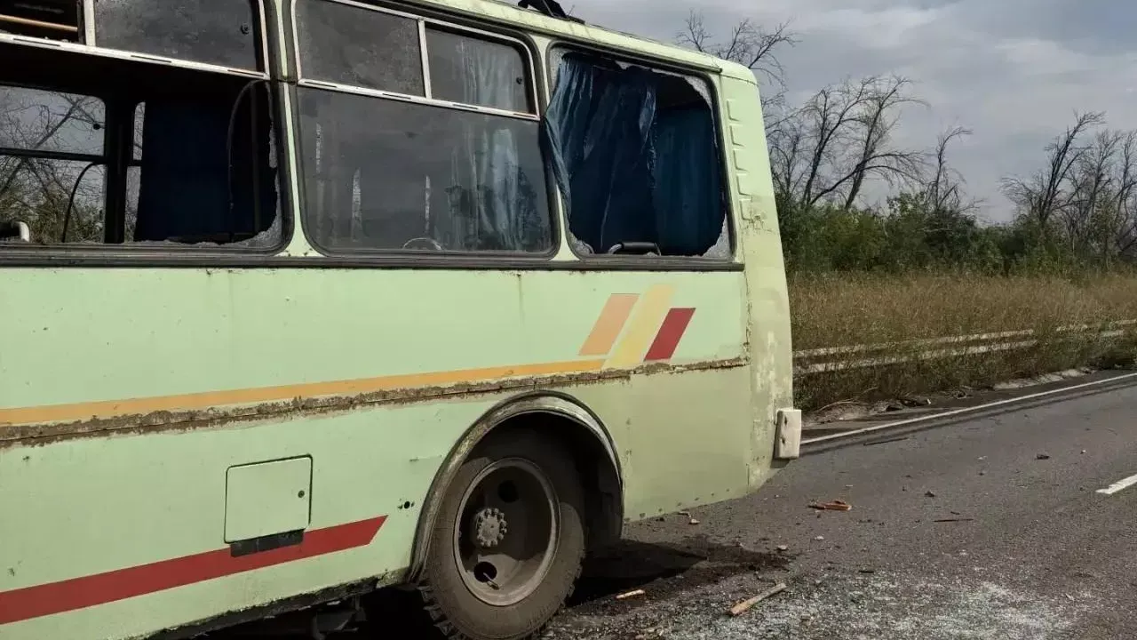 TVRDÝ ÚDER NA CIVILISTOV! Deväť ľudí zahynulo pri útoku ukrajinského dronu na autobus v LĽR
