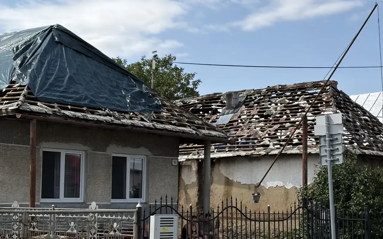 Zo šiestich obcí na Zemplíne začnú odvážať 1100 ton azbestu po júlovej búrke