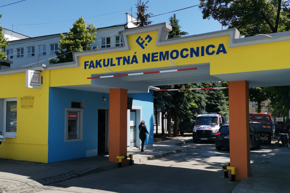 BOMBA VO FAKULTNEJ NEMOCNICI! Anonym vystrašil Trnavu