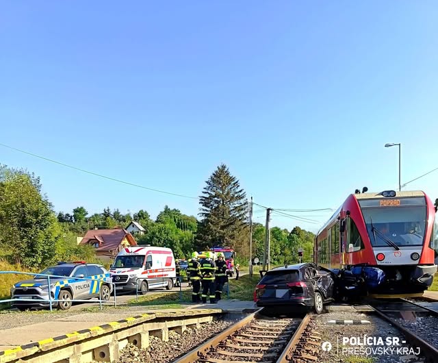 Obrovská tragédia na železnici: Vlak sa zrazil s osobným autom, na mieste zasahujú všetky zložky!