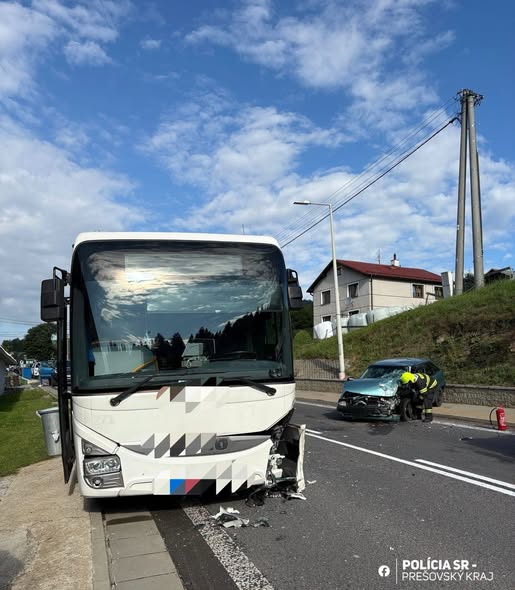 Havária v Ždiari! Autobus sa zrazil s autom, cesta je úplne neprejazdná