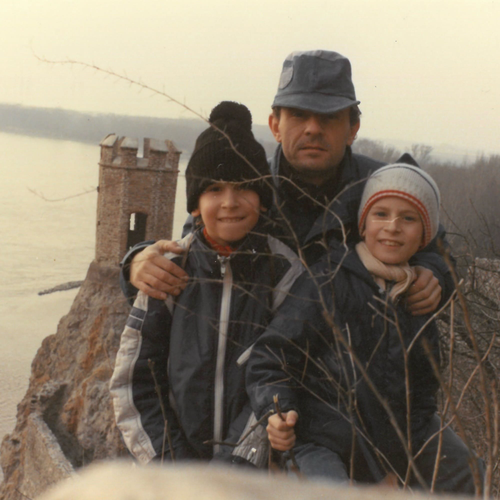 Jožo Ráž s deťmi, aj súčasným ministrom, na Devíne v roku 1987
