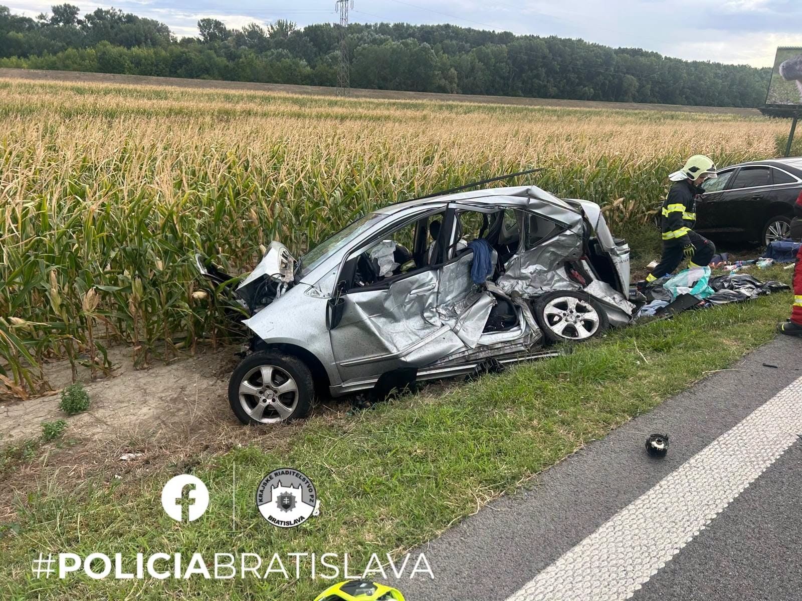 AKTUÁLNE TRAGICKÁ DOPRAVNÁ NEHODA! Pri čelnej zrážke áut na ceste do Rusoviec zomrela jedna osoba, cesta je neprejazdná