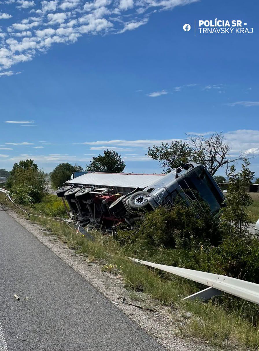 Policajti dnes poobede dokumtovali vážnu dopravnú nehodu, ktorá sa stala na ceste prvej triedy v okrese Galanta