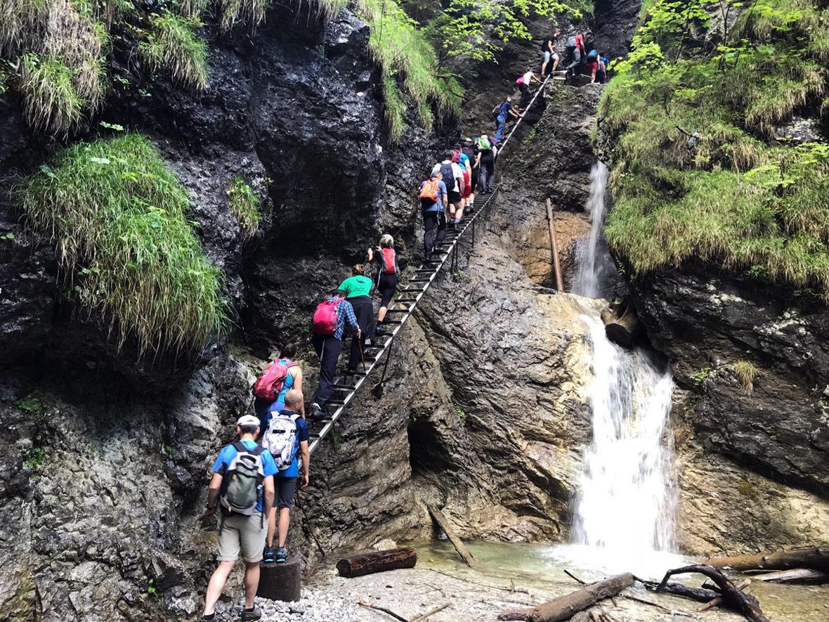 Šokujúce VIDEO zo Slovenského raja: Takýto nával turistov Suchá Belá ešte nezažila!