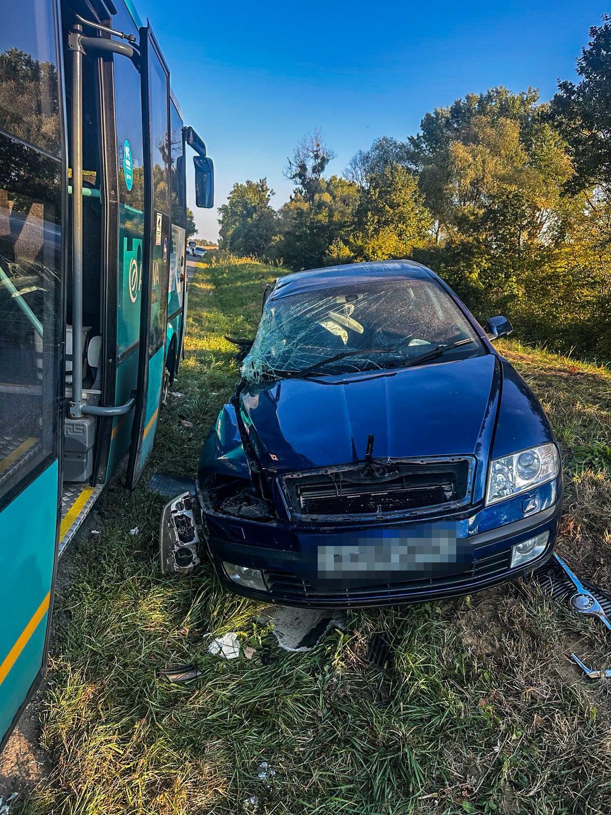 Na snímke zrážka auta s autobusom