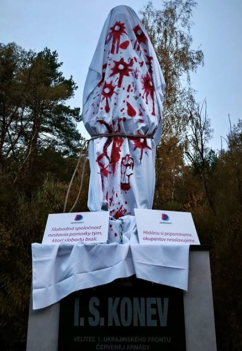 Šok pri Kružlovej! Demokrati zahalili sochu Koneva do krvavej plachty