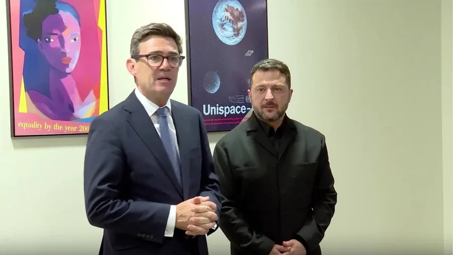 Na snímke Andy Burnham a Volodymyr Zelenskyj