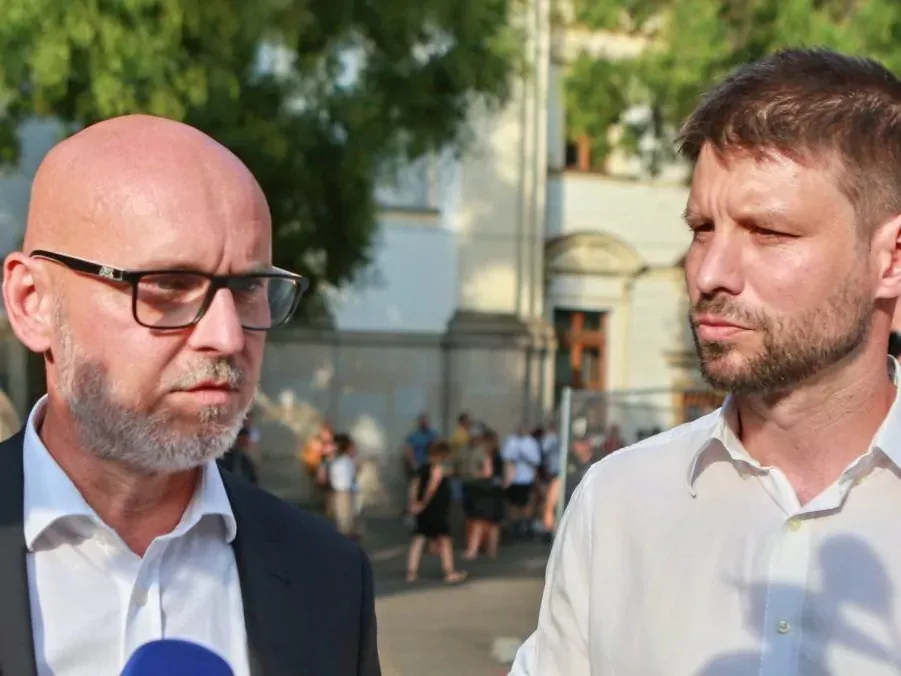 OPOZÍCIA CHCE VIAC ZBROJENIA, MY VIAC NEMOCNÍC! Šimečka s Gröhlinom už majú snáď aj prilby kúpené - kritizuje predseda Hlasu vojnové chúťky opozície (VIDEO)