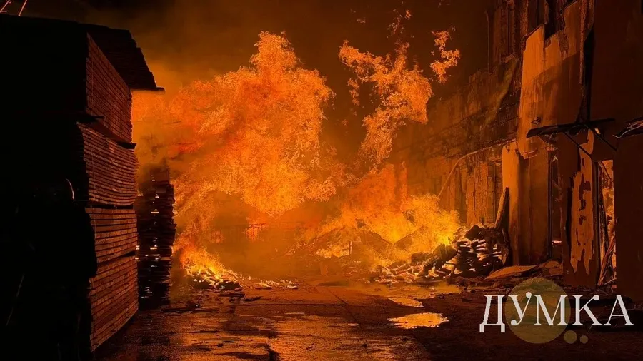 CHARKOV V PLAMEŇOCH! Horia priemyselné i hospodárske budovy, zasiahnutý bol aj obytný dom (FOTO)