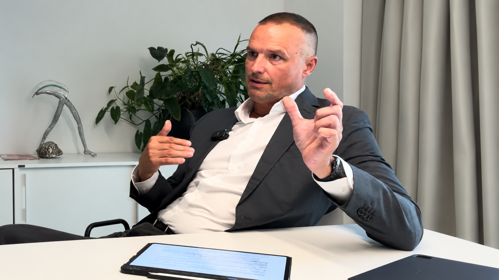 Na snímke advokát David Lindtner v Rozhovoroch s Mimi Šramovou