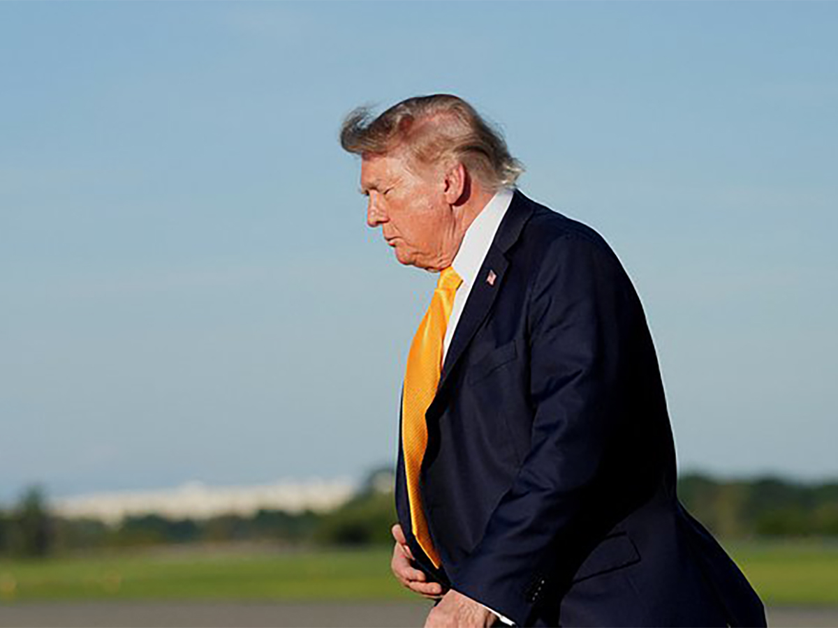 Trump si zafarbil vlasy a vyhlásil, že Mesiac patrí Amerike