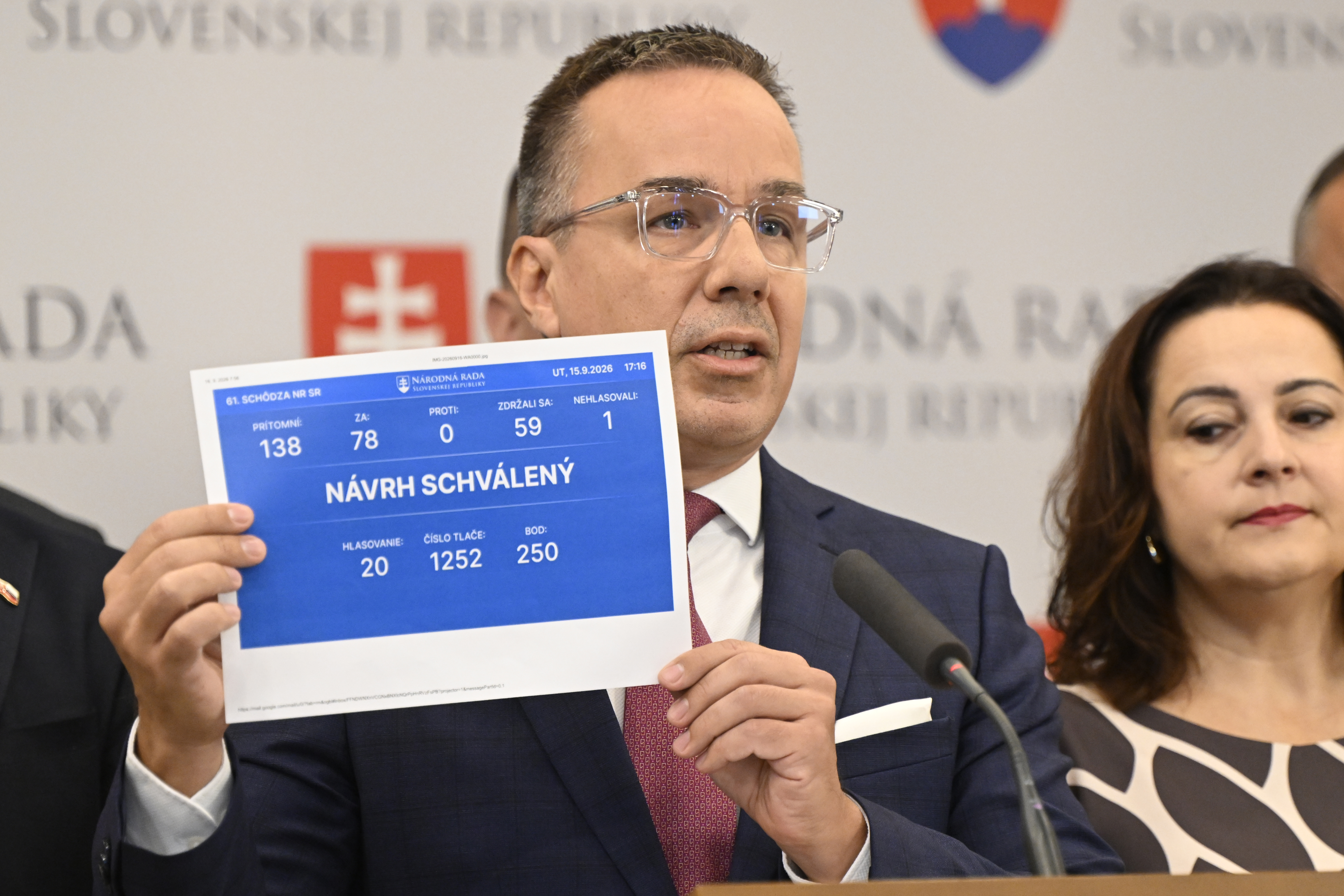 Minimálne výživné stúpne na 135 eur. HLAS hovorí o „hlasovaní hanby“ opozície (VIDEO)