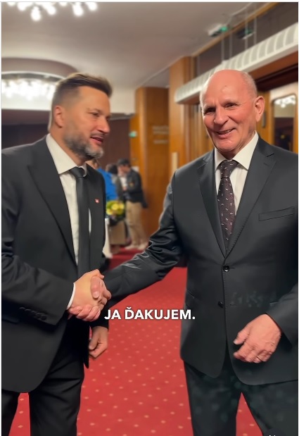 Na snímke Matúš Vallo a ocenený František Mikloško