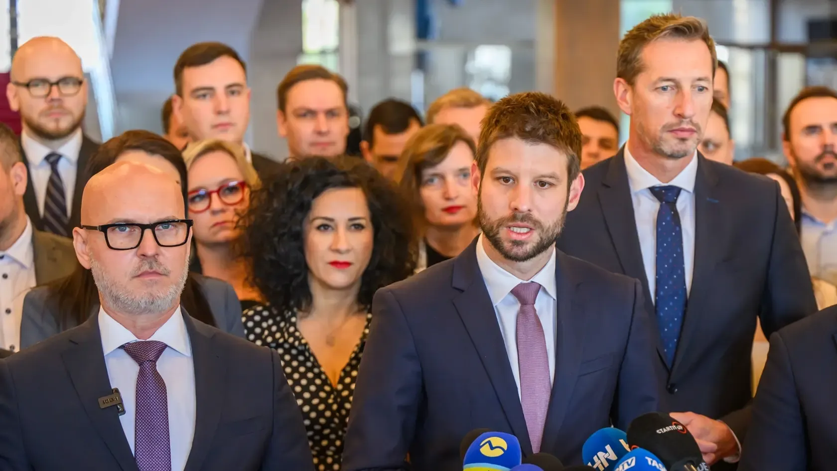 "OPOZÍCIA JE V ROZKLADE! Aj neschopný Vallo dotiahol na koncert viac ľudí, ako bolo na opozičnej demonštrácii." - upozorňuje Ďateľ (VIDEO)