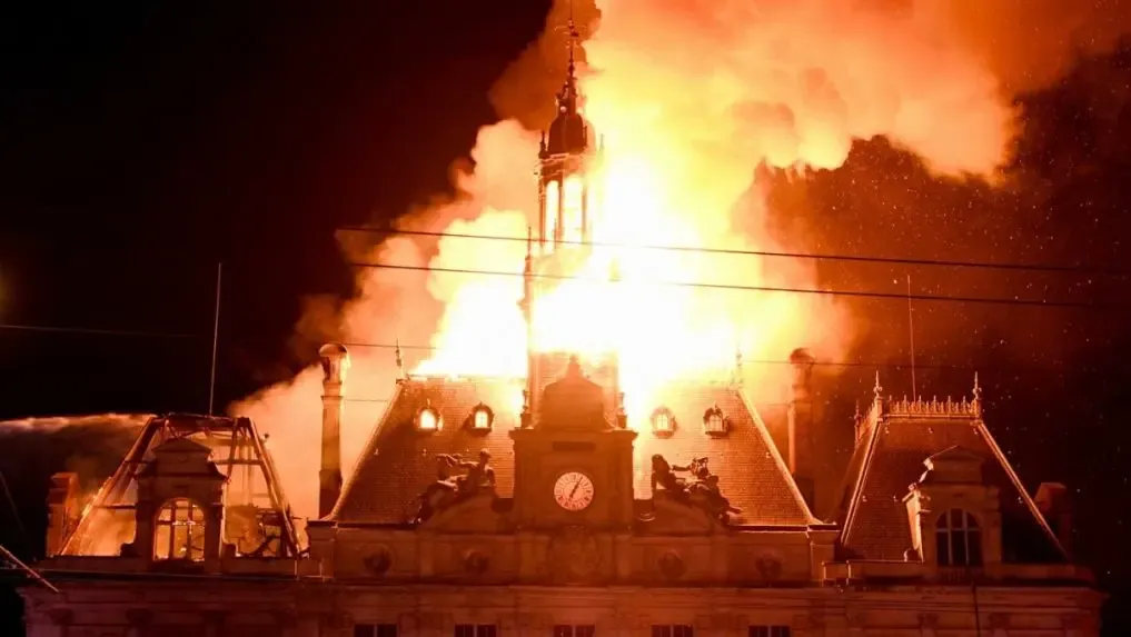 FRANCÚZSKO JE NA POKRAJI REVOLÚCIE! Zaviedli zákaz vychádzania pre násilné nepokoje (VIDEO)