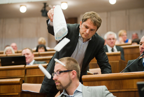 PARLAMENT JE SPÄŤ! Matovič preniesol politické vojny aj na ulicu a sociálne siete