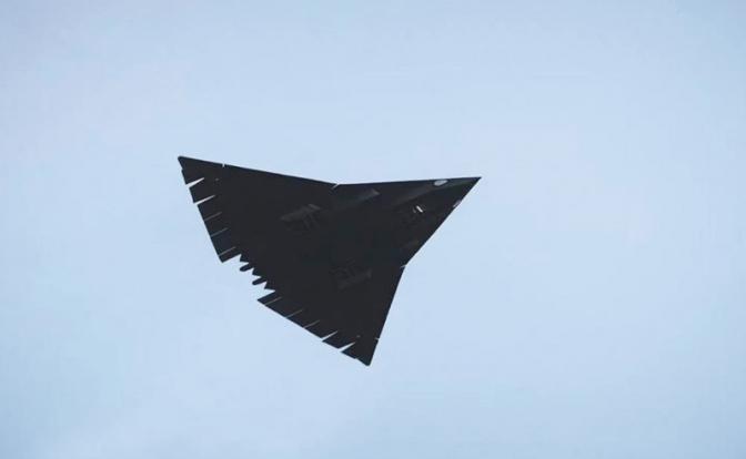 ČÍNA OHROMILA UKÁŽKOU J-36! Obrovská stealth stíhačka 6. generácie môže zmeniť pravidlá vzdušného boja (VIDEO)