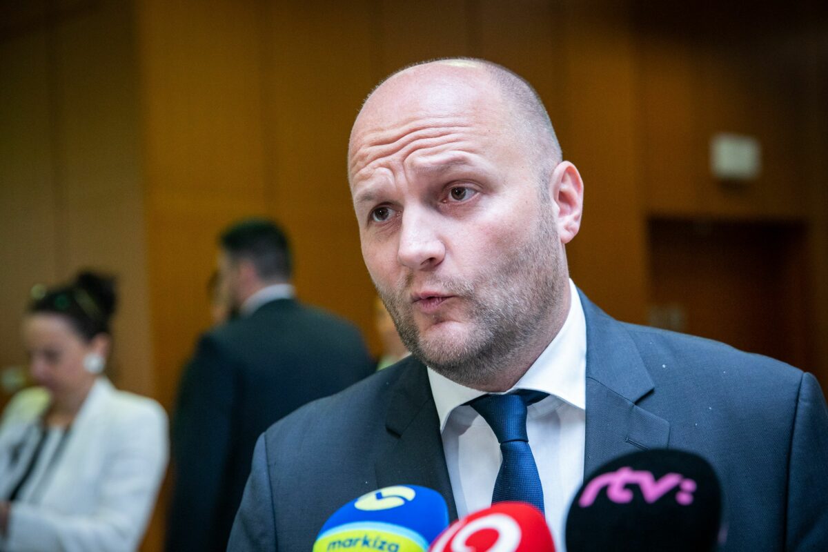 "TO JE BRUTÁL, NEVOLAJÚ MA NIKDE DO TELEVÍZIE"! Naď sa posťažoval, zanadával na Fica a povyhrážal sa všetkým okolo seba "Hlbokou orbou" (VIDEO)