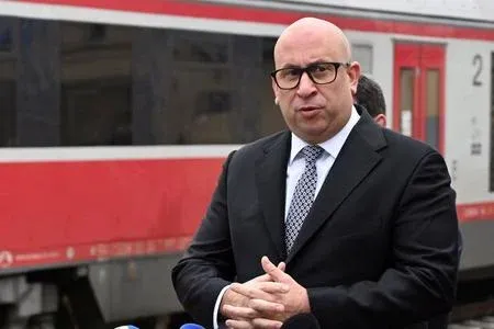 Minister Ráž: Vlakvedúci a rušňovodiči budú chránenými osobami (VIDEO)