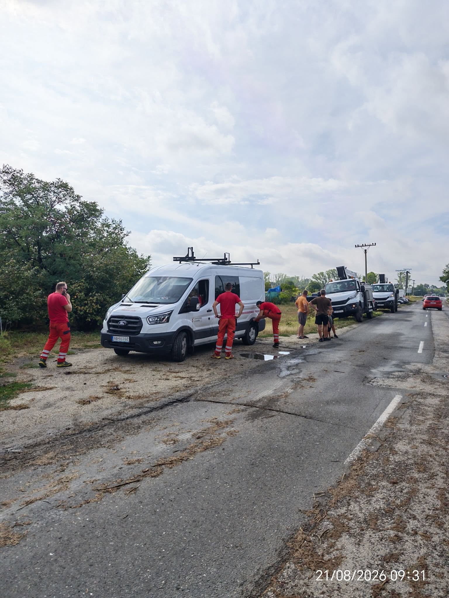 Hasiči pracujú na odstaraňovaní škôr v obci Kajal aj počas piatku