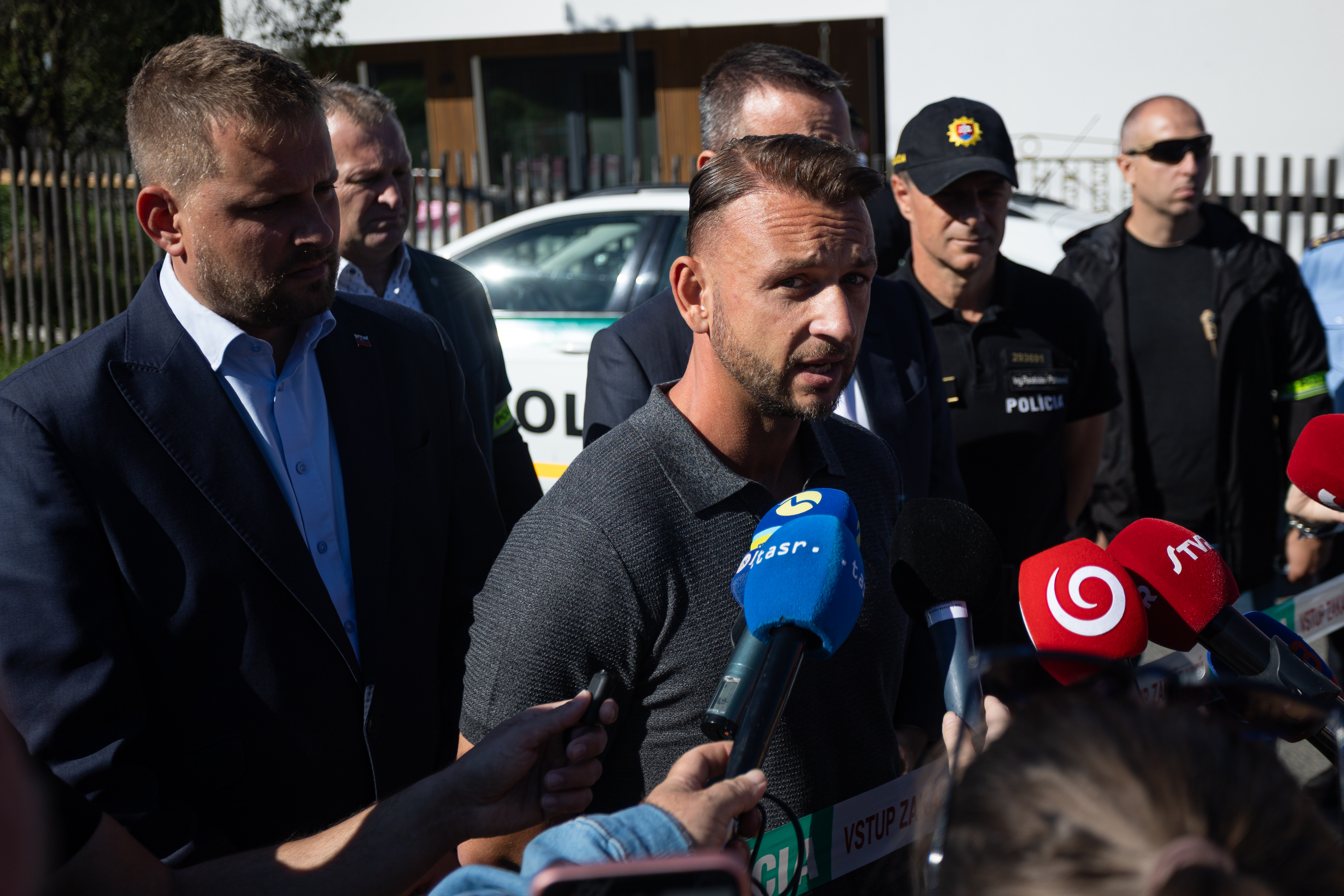 Stav žiačky po útoku v Staškove je naďalej mimoriadne vážny! Maloletý útočník je umiestnený v detenčnom ústave