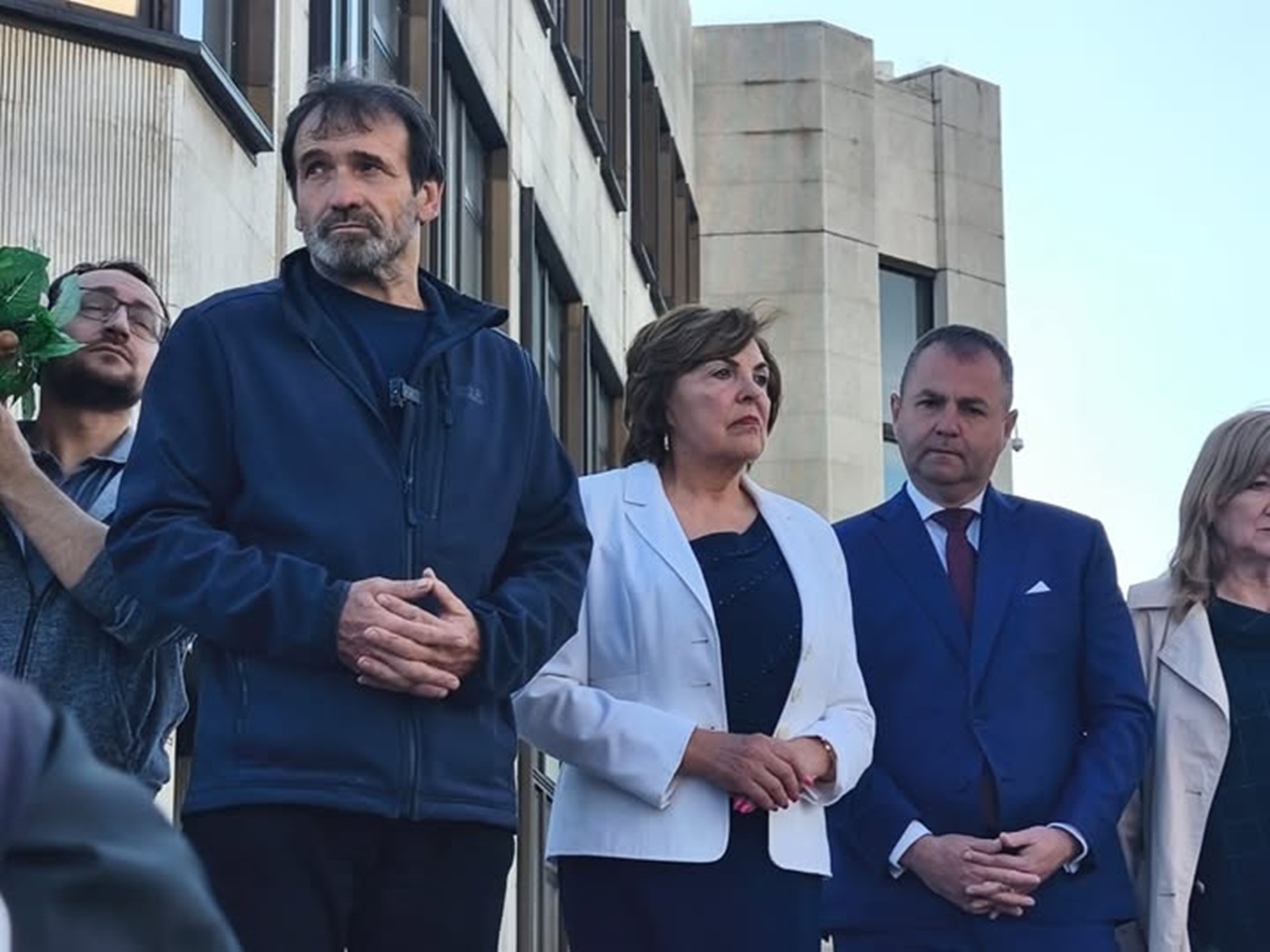 zľava vdp. Marián Kuffa a poslnci Dagmar Kramplová (SNS) a Marián Kéry (SMER-SD)