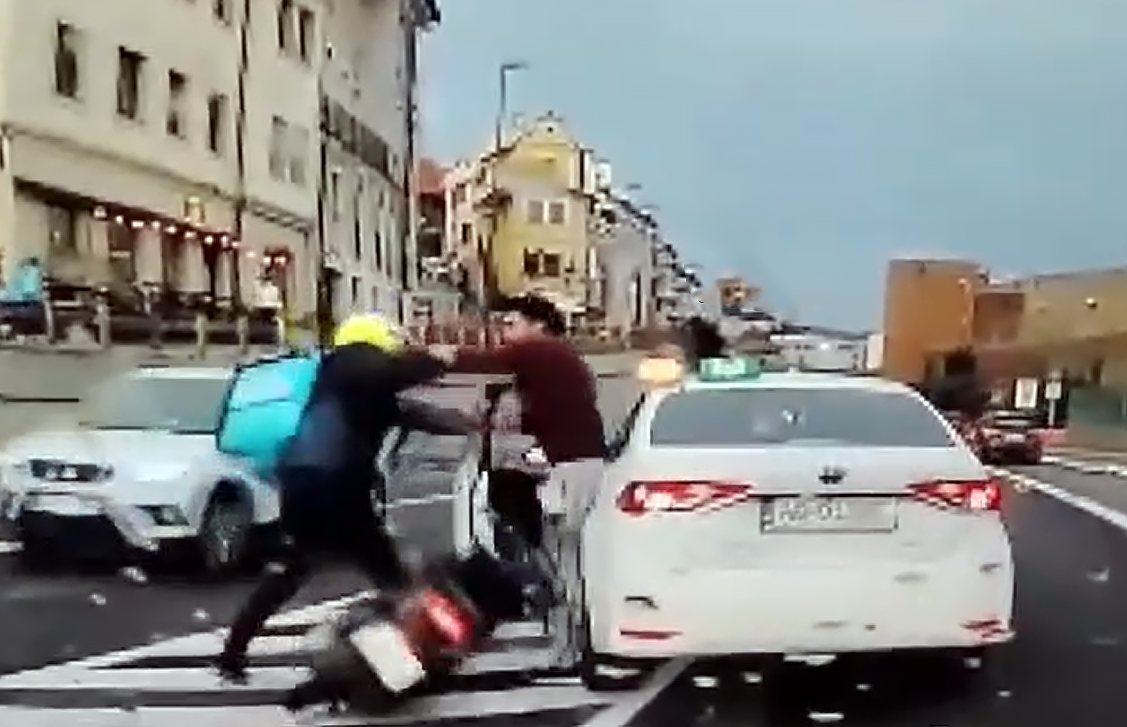 Poznáte mužov z VIDEA? Polícia pátra po účastníkoch bitky na Moste SNP (VIDEO)