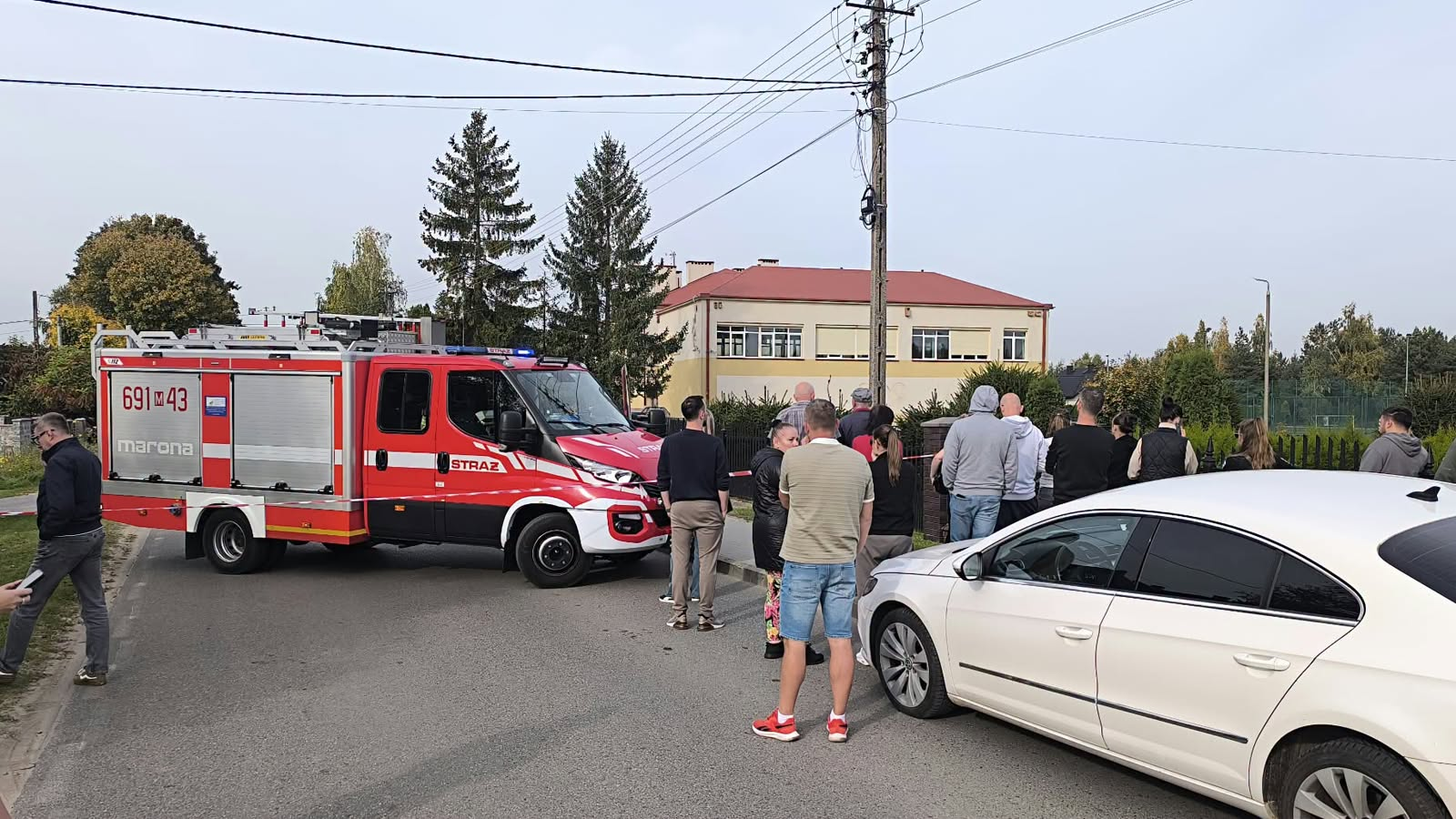 Na snímke záchranné zložky pred školou v obci Leszczydol-Nowiny