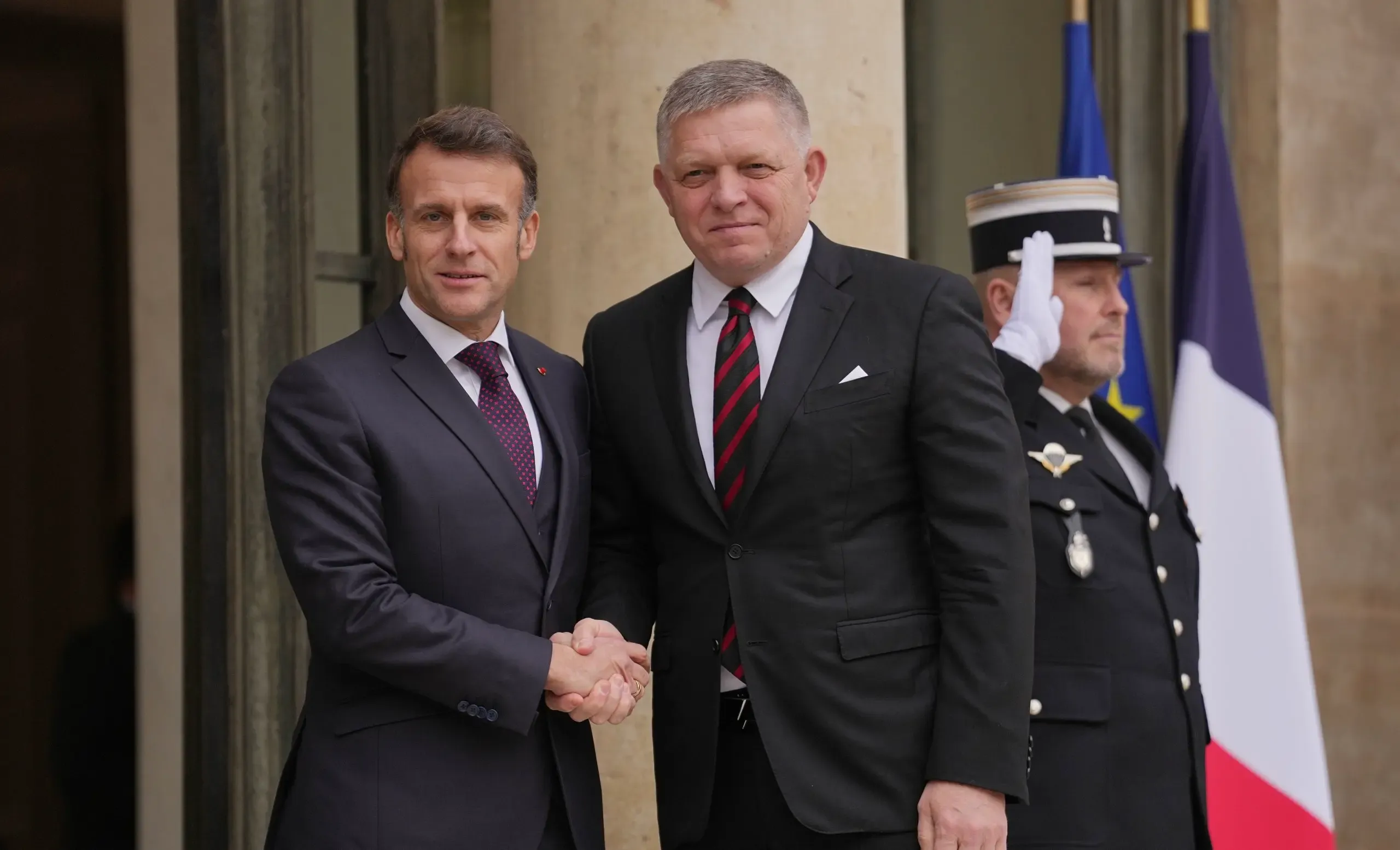 Na snímke Macron a Fico