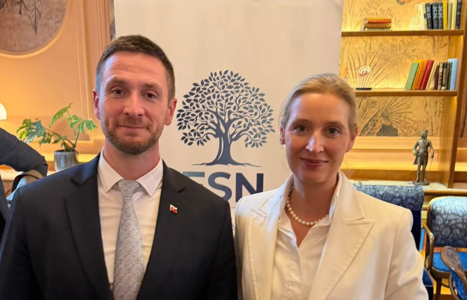 "EÚ NEBUDE NAVEKY! Musíme sa pripraviť na multipolárny svet." - Uhrík z konferencie v Prahe (VIDEO)