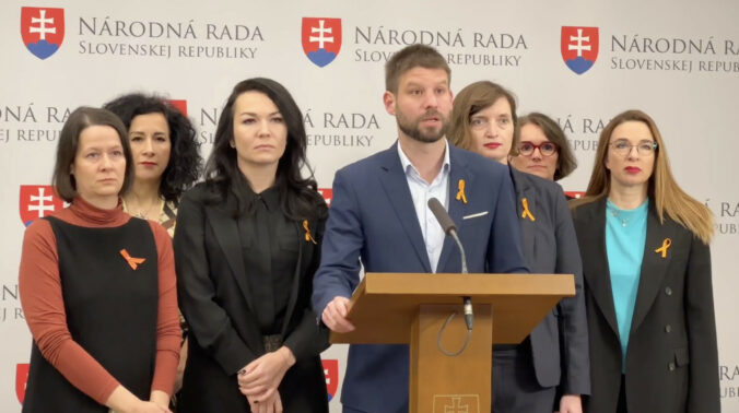 Hlas ľudu: „Dámy“ z PS, alebo sliepky, čo na podstienku špinia