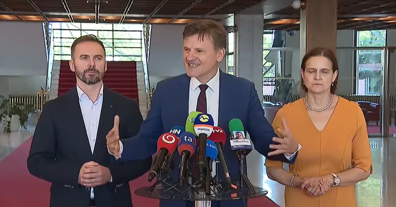Opozičná tlačovka ako VTIP ROKA? Z piatich strán prišli len traja poslanci, Hlina nechápal, čo sa stalo