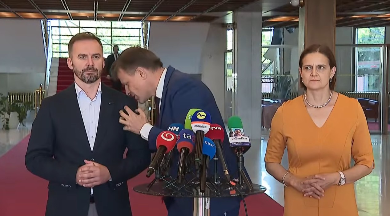 Rekviem za opozíciu: Šipoš nesmrdí!