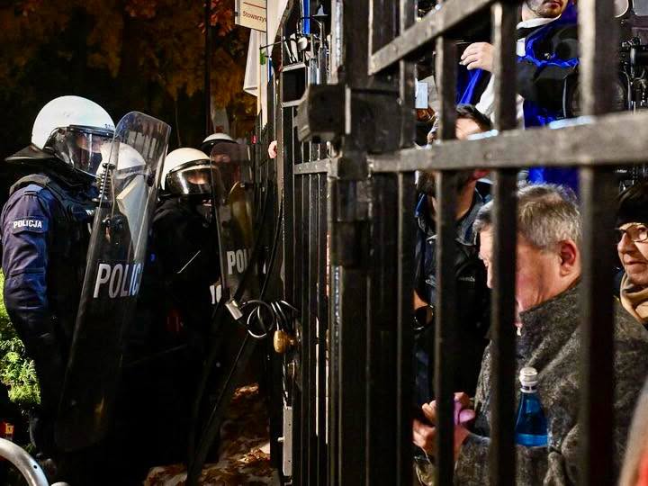 POĽSKÁ KRÍZA A TICHO SLOVENSKEJ OPOZÍCIE! Jedine Karas a Krajniak majú čo povedať? Kedy sa ozve PS? (VIDEO)