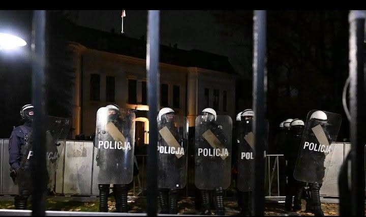 TUSK SA SPRÁVA AKO AFRICKÝ DIKTÁTOR A EK MLČÍ! - píše rozhorčený Ľuboš Blaha (VIDEO)