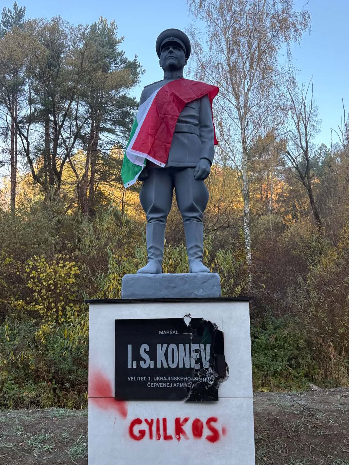 Poškodená socha maršala Koneva. Na podstavec bol nasprejovaný nápis, ktorý sa dá preložiť ako "vrah"