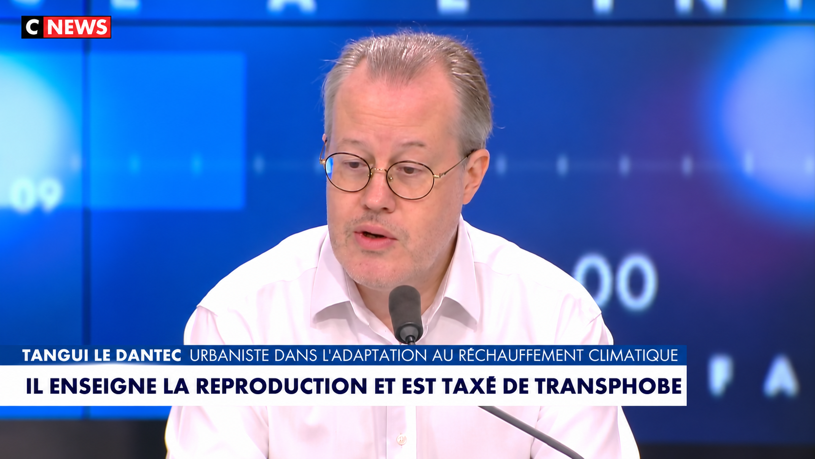 Darwin narazil na rodovú ideológiu! Učiteľa biológie označili za transfóba
