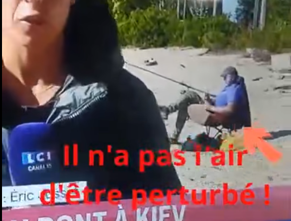 Na snímke francúzska reportérka hovorí o nepretržitých útokoch na mosty ponad Dneper. Kúsok za jej chrbtom rybár pokojne chytá ryby