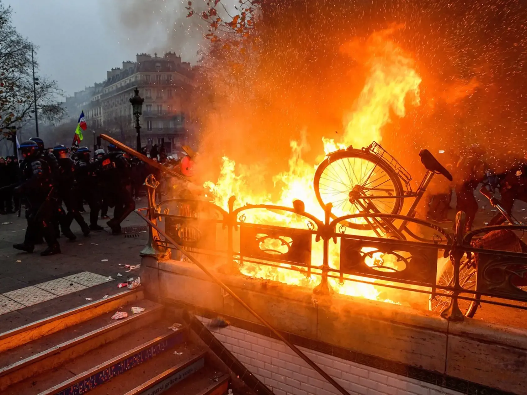 NESKUTOČNÉ VIDEO Z PARÍŽA DEŇ PO PROTESTOCH! A Macron odmietol demisiu ministra vnútra