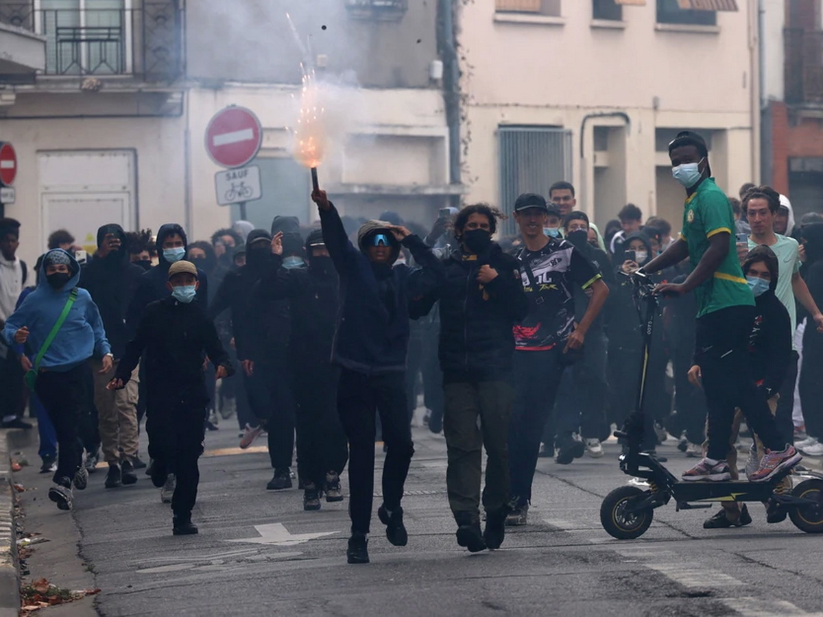 TAKMER POL MILIÓNA DETÍ VYVÁDZA V ULICIACH! Vo Francúzsku školské protesty prerástli do stretov s políciou (VIDEO)