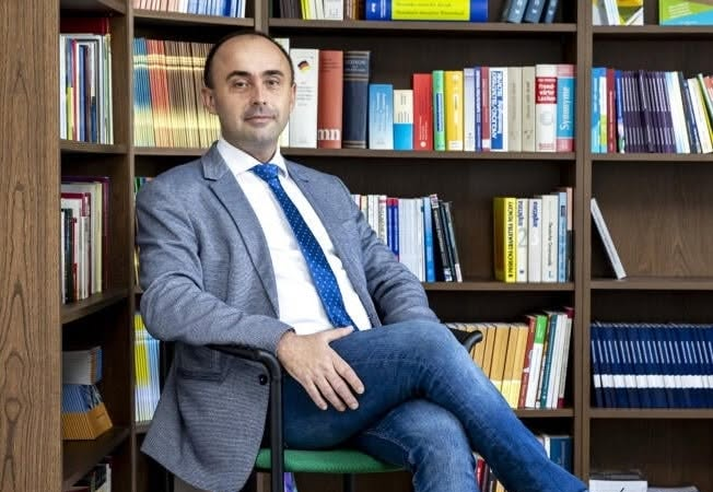 „Politika na všetky ritné otvory“: Takto sa vyjadruje dekan a politológ, ktorý má vzdelávať mladú generáciu?