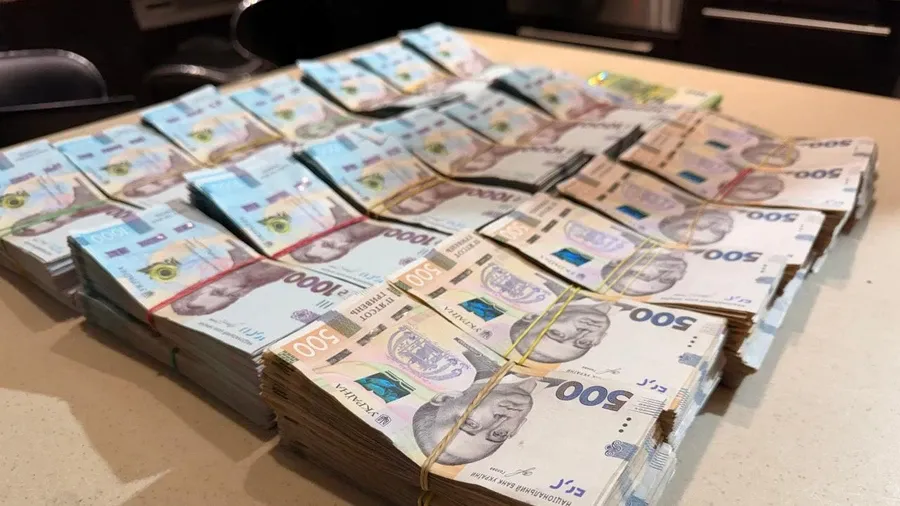 ĎALŠÍ ŠKANDÁL V UKRAJINSKEJ ARMÁDE! Zadržaných 16 ľudí a zaistené desiatky miliónov, zlato, striebro, šperky a 15 áut (FOTO)