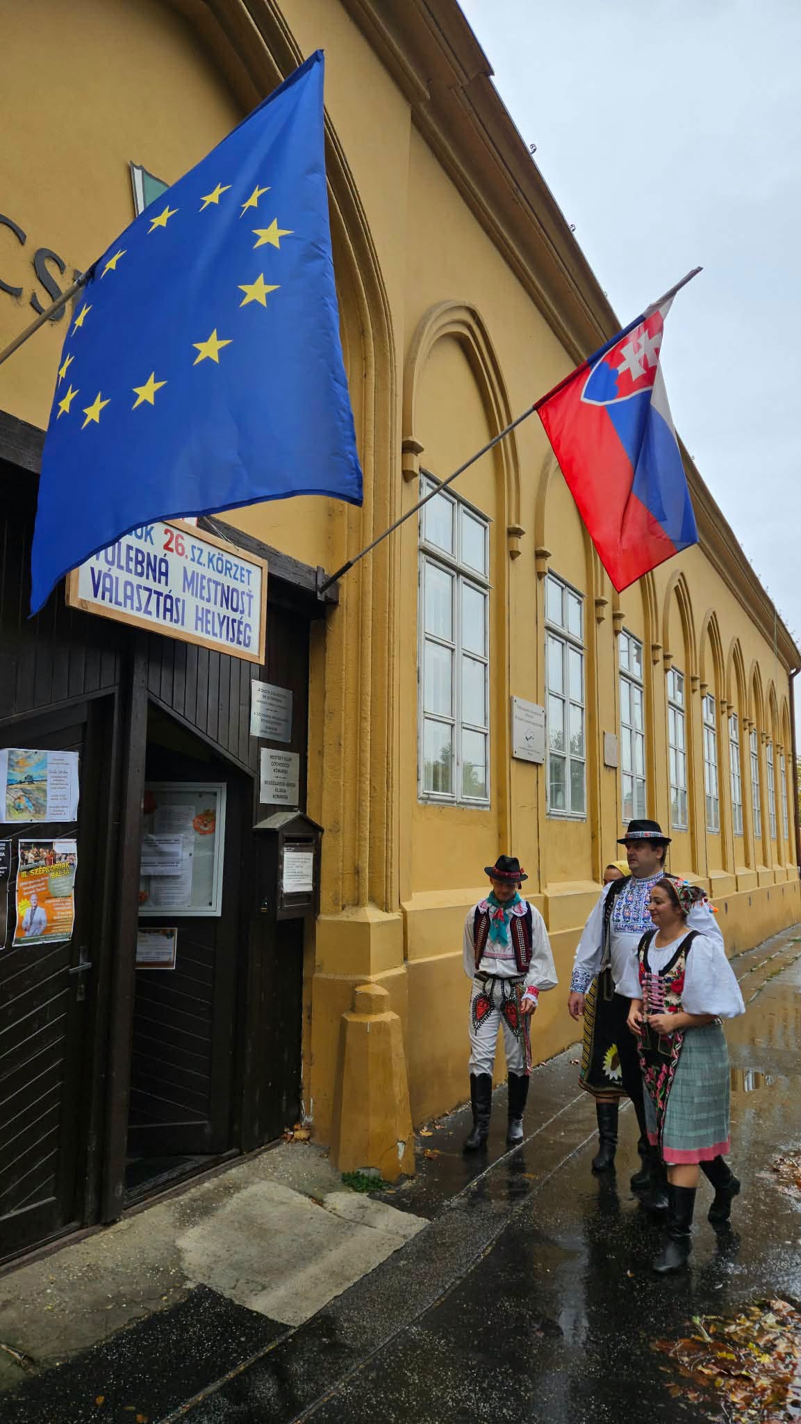 Na snímke členovia súboru Slovenskí rebeli prichádzajú odovzdať svoje hlasy v komunálnych a krajských voľbách