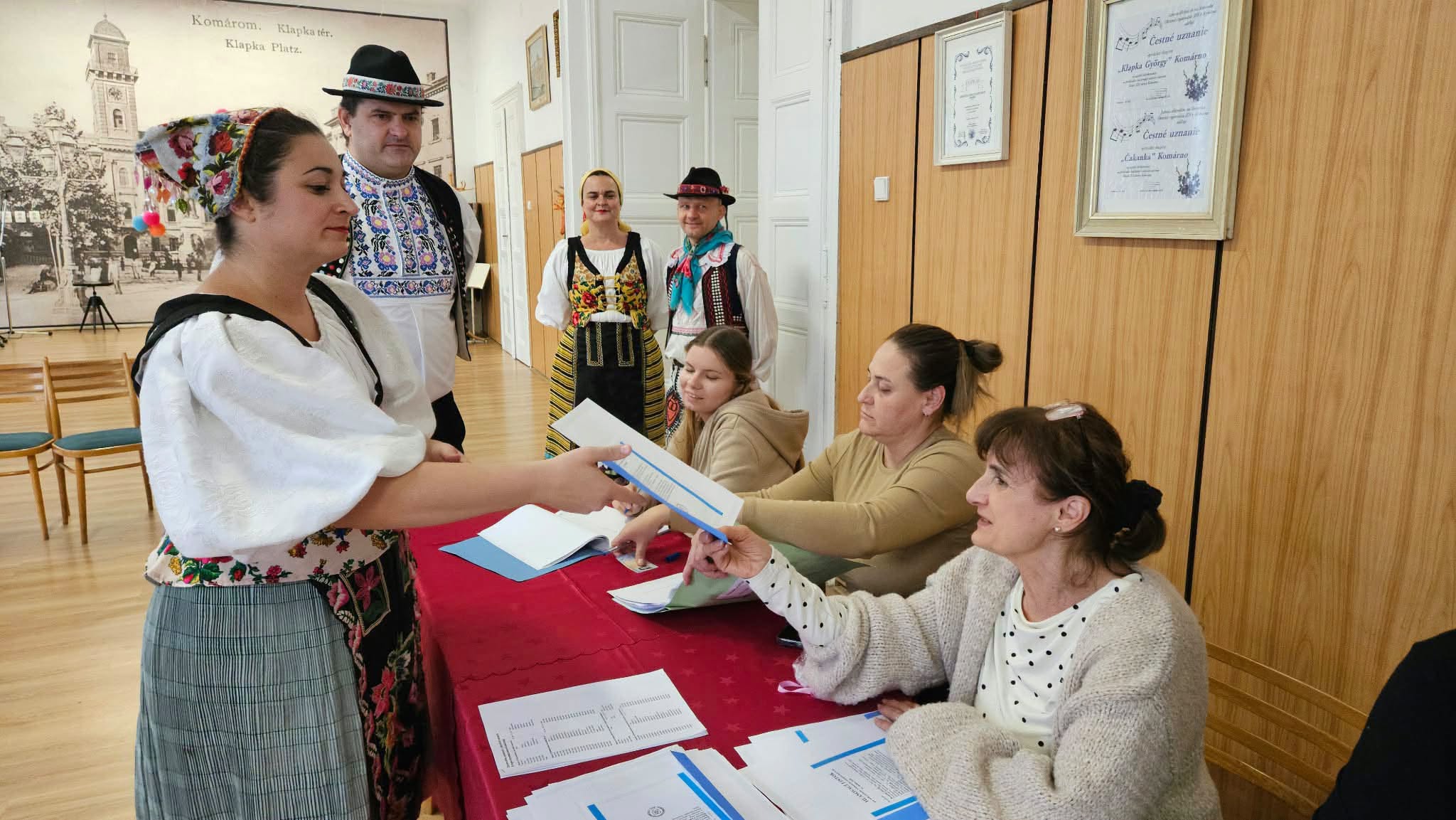 Na snímke členovia volebnej komisie a členovia súboru Slovenskí rebeli