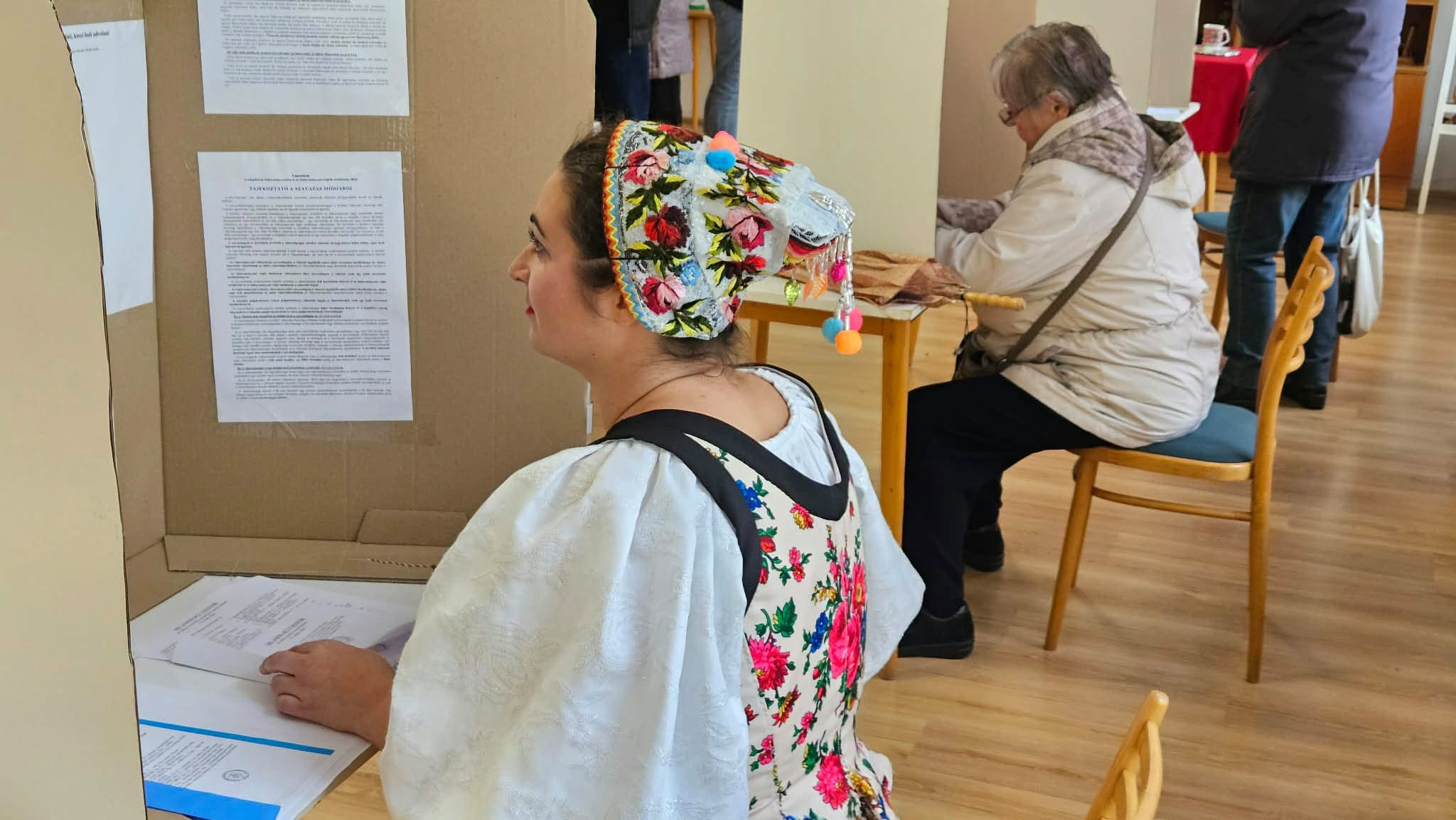 Slovenskí rebeli tentokrát netancovali. Kroje si obliekli k voľbám