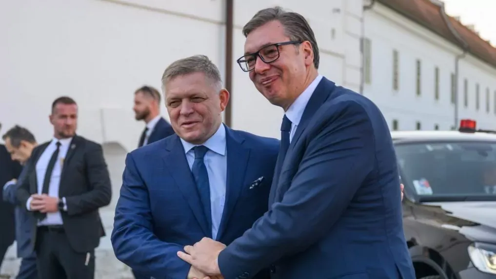 SRBSKO SA RUŠÍ! Premiér Fico pre chorobu neodcestuje do Srbska na míting Vučičovej strany