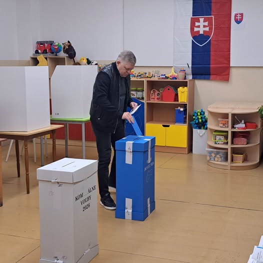 Premiér odvolil, vo volebnej miestnosti bol prvým voličom